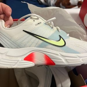 Size 9 women Flywire Nike